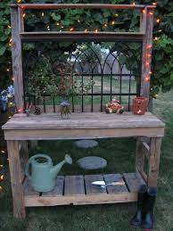 Garten Pflanztisch Aus Holz 20 Ideen Fur Hohe Funktionalitat Auf Kleinem Beste Garten Design Ideen Pallet Garden Benches Potting Tables Pallets Garden