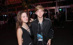 O apresentador fez um vídeo mostrando com detalhes o dia da vacinação. Joaquim Filho De Luciano Huck Vai A Rock In Rio Com A Namorada E Angelica Revela Ainda Nao Ter Conhecido A Nora Estrelando