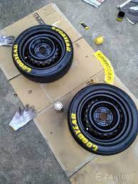 エブリイのタイヤ交換 イエローレター タイヤステンシルに関するカスタム事例 イエローレタータイヤを交換したのでイメチェンハンコックだけど 車のカスタム情報はcartune タイヤ ホイール 塗装 エブリィ