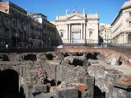 Catania on kuuluisa suosituista nähtävyyksistään, kuten anfiteatro romano. Anfiteatro Romano Di Catania