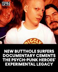 Watch Lana Del Rey perform last year's single "Mariners Apartment Complex"  live for the first time.