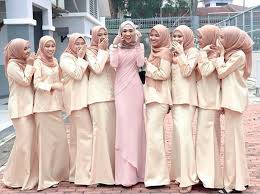 Perpaduan warna pastel yang berbeda antara jilbab dan baju juga tidak kalah menarik. 29 Baju Bridesmaid Menarik Inspirasi Tema Warna Trending