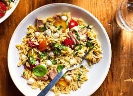 Salade De Perles De Mais Aux Crevettes Nordiques Savourer Par Genevieve O Gleman In 2020 Summer Pasta Cold Meals Salad Recipes