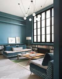Dans cette décoration aux accents design, il fut apporté pour contraster avec le gris du canapé et le noir des cadres. Bleu Canard 39 Manieres De L Adopter