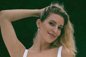 Lucrezia Lando ha colpito ancora, il vestito nero e sexy lascia senza  parole. FOTO - Spetteguless