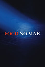 Barco 2 fica dando voltas ao redor do barco 1 e passageira do barco 2 mostra dedo do meio para bandeira. Fogo No Mar Assista Online Ao Filme No Globoplay