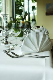 Eine maßgeschneiderte tischdecke kann jedem tisch das gewisse etwas verleihen. Tischdecken Geschichte Der Tischkultur Tischdecken Shop Libusch