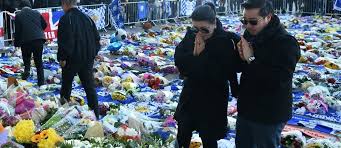 + лестер сити leicester city u23 лестер сити u18 leicester city uefa u19 leicester city молодёжь. La Famille Du President Du Club De Foot De Leicester City Lui Rend Hommage Le Point