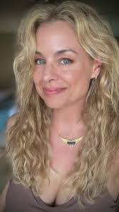 Jessica Collins's Instagram, Twitter & Facebook