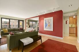 Phoebe lived in it as monica's roommate in flashback scenes from before rachel joined the group, while ross spent time there when their grandmother lived in it so he could attend dance classes. Monica And Rachel S Pad Vs Joey And Chandler S Apartment In Friends