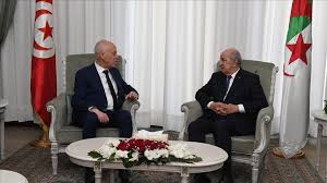 أكد وزير الخارجية الجزائري، صبري بوقادوم، السبت، أن بلاده بصدد وضع الترتيبات الأخيرة لإعادة فتح الحدود البرية مع ليبيا، لافتا إلى أن الجزائر وطرابلس تبحثان فتح خط بحري لنقل السلع بين. Ø±Ø¦ÙŠØ³ Ø§Ù„Ø¬Ø²Ø§Ø¦Ø± ÙŠØ·Ù…Ø¦Ù† Ø¹Ù„Ù‰ Ù†Ø¸ÙŠØ±Ù‡ Ø§Ù„ØªÙˆÙ†Ø³ÙŠ Ø¨Ø¹Ø¯ Ù†Ø¨Ø£ Ù…Ø­Ø§ÙˆÙ„Ø© ØªØ³Ù…ÙŠÙ…Ù‡