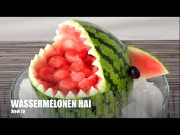 Versión corta spot navidad melones el abuelo. Howto Wassermelone N Hai Selbst Schnitzen Coole Deko Fur Die Bowle Oder Den Obstsalat Youtube