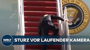 Sturz has 106 translations in 15 languages. Sturz Vor Laufender Kamera Wie Fit Ist Us Prasident Joe Biden Youtube