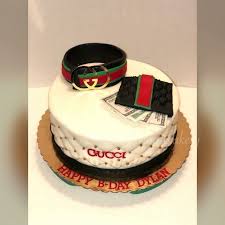 Imagenes De Bizcocho De Cumpleaños Para Hombres Gucci Cakes Gucci Cake Cake Beautiful Birthday Cakes