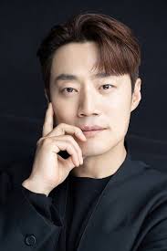 Actor Lee Hee-joon (45), who made a strong impression as a villain,  returned this time as a visual g..