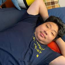 Garena 新款代理手遊《天涯明月刀m》近日邀及多位實況主替遊戲進行推廣，包含丁特、蝴蝶兒、et、小熊以及本次事件的主角統神與 toyz。統神與 toyz 兩人在遊戲中相約單挑，並承諾輸的就要進行遊戲改名，然而由於統神因不滿 toyz 要求未履約改名，以及後續兩人隔空互嗆更讓事情越演越烈，迅速成了網路上熱門話題，不僅許多看戲的網友還發揮創意製作了「拖椅子的狗」梗. äºžæ´²çµ±ç¥ž å¼µå˜‰èˆª æŠ•ç¨¿ Facebook