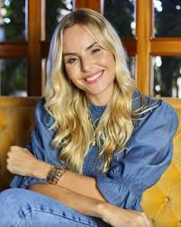 Pessoas com esclerose múltipla tendem a apresentar os primeiros sintomas na faixa dos 20 a 40 anos. Em Video Empresaria E Blogueira Goiana Layla Monteiro Diz Tratar Esclerose Multipla Assista