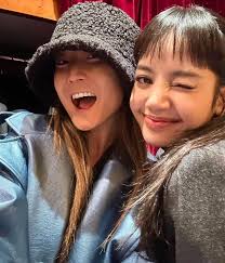 Diễn viên Emily In Paris có mối quan hệ bất ngờ với Lisa, cảm thấy vinh dự  khi diễn ở Crazy Horse