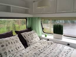 jan simons en zijn family zijn gek op kamperen jaarlijks trekken ze naar frankrijk of italie eerst met de tent daar caravan makeover caravan decor vouwwagen