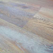 Cinq lames imitation bois choisies dans cinq tons différents de bois vieilli sont posées les unes à côté des autres et s'alternent pour créer ce sol subtilement contrasté. Sol Pvc Vinyle Woodway Florafloor Sol Pvc Pas Cher Aspect Parquet