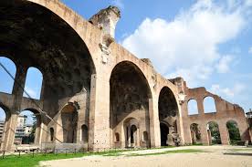 La basílica de majencio o de majencio y constantino , a veces conocida como basilica nova, es el edificio más grande que hay en foro romano. La Basilica De Majencio Material Lo Tipico Romano Hormigon Y Revestimiento De Ricos Marmoles Y Estucos Los Tres Grandes Arcos Que Se Conservan Pertenecen A La Nave Lateral Del Lado Norte Dividida