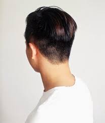 Bagi rambut ke dalam empat bagian yang rapi dan lurus. Potongan Rambut Undercut Levi Novocom Top