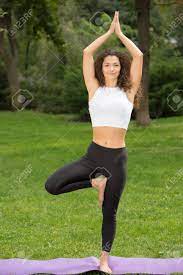 Sonreír Ejercicios De Yoga Mujer Haciendo Bonitas. Fondo De La Hierba Verde  Fotos, retratos, imágenes y fotografía de archivo libres de derecho. Image  34830574