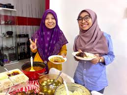 People will flip out when they see this crazy woven blanket of pretzels and hot dogs! Makan Makan Potluck Selepas Raya Bersama Geng Media Aku Sis Lin