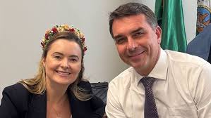 Eduardo Bolsonaro defende Júlia Zanatta como vice na chapa de Flávio à  Presidência: 'Este é o caminho'
