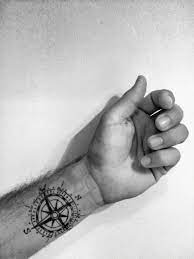 Les hommes ont utilisé les tatouages depuis la préhistoire. Tatouage Homme Poignet Boussole Rose Des Vents Tatouage Petit Tatouage Tatouage Homme