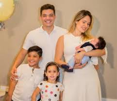 Are you looking to get in touch with thyane dantas for commercial opportunities ? Filhos De Wesley Safadao Com Thyane Dantas Seguem Internados Com Pneumonia Radio Fm Super A Numero 1