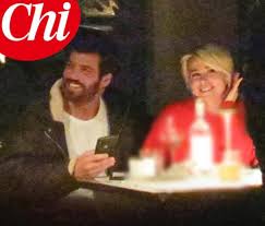 Can yaman'ın spiker sevgilisi diletta leotta, geçtiğimiz haftalarda iş insanı ryan friedkin ile dudak dudağa görüntülenmişti. Can Yaman Ile Sevgilisi Diletta Leotta Dan Yeni Poz Sokak Kulisi