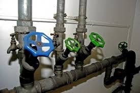 Gewindeverbindungen eindichten / abdichten mit teflonband. Eine Wasserleitung Abdichten