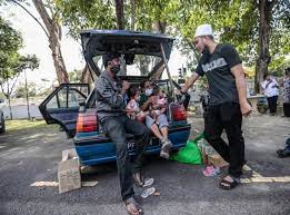Kereta gantung adalah sebuah kereta yang menggantung yang berjalan menggunakan kabel. Gantung Banner Di Belakang Bonet Kereta