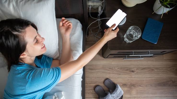 Giải đáp] Tại sao không nên để điện thoại gần giường ngủ? Nội Thất Lam Sơn