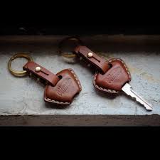 184 Mentions J Aime 3 Commentaires Vitme Handcraft Vitme Sur Instagram Handmade Leather Triumph Key Case T Leather Handmade Leather Gifts Leather Diy