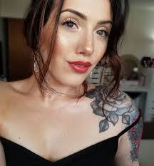 Holly Edmonds's Instagram, Twitter & Facebook