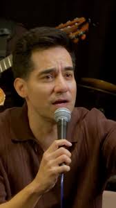 Carlos Cuevas y Ricardo Caballero dan vida a Pajarillo, un bolero que late  con fuerza acompañado por Mezcal Dulce Demencia. Disfruta el capítulo  completo en Bohemia TV 🎶🥂