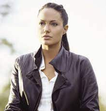 Simon west'in yönetmenliğini üstlendiği lara croft tomb raider filmi aksiyon. Pin By K W On Aj Lara Croft Angelina Jolie Tomb Raider Angelina Jolie Angelina Jolie