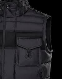 En effet la marque moncler a été établi sur il ya soixante ans de parka courte en gabardine de coton. Moncler Athos Noir Voici Un Modele Transposant L Experience De Moncler En Matiere De Tenues De Sports D Hiver Dan Manteau Doudoune Doudoune Sans Manche Moncler