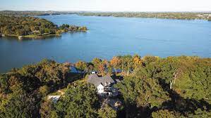 Next to the screened porch is the fire pit area for relaxing evenings by the fireside while taking in the lake view. Kelly Clarkson S Tennessee Lake Mansion Top Ten Real Estate Deals