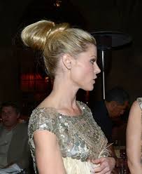 Click to enlarge julie bowen is an american actress, born march 3rd, 1970. You Probably Wear This Hairstyle All The Time But Watch How Julie Bowen Makes It Look All Chic And Fancy Glamour