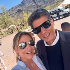 Hola Febrero! Bienvenido! Nos traes de regalo un espectáculo nocturno tras  otro! . Hoy primer día del mes apareció esta lunita en cuarto creciente en  el cielo iluminándolo todo!!!! Más linda…. No