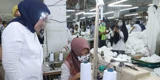 Industri manufaktur pembuatan kain handuk, sajadah. Menaker Ida Tinjau Pabrik Pembuatan Baju Apd Hazmat Merdeka Com