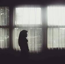 Jika sebelumnya gambar siluet, maka gambar yang satu ini bisa dibilang semi siluet karena gambar pada pria yang sedang mengangkat tangannya dan berdoa ini tidaklah full hitam gelap, namun juga masih terlihat warna baju, kulit dan rambut dari pria yang sedang berdoa. Koleksi Populer Gambar Siluet Muslimah Ideku Unik