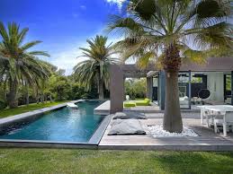 Playfully Modern Pleasantly Colorful Beautifully Landscaped Villa In Saint Raphael France Piscinas Modernas Casas Modernas Arquitectura Piletas