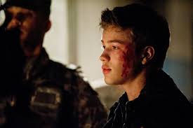 Ben Mason bajo el control de los deslizantes en Falling Skies