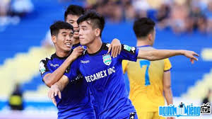 Nguyễn tiến linh (born 20 october 1997) is a vietnamese footballer who plays as a striker for v.league 1 club becamex bình dương and vietnam national football team.2. Cáº§u Thá»§ Bong Ä'a Nguyá»…n Tiáº¿n Linh