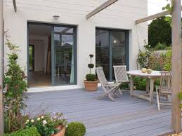Simplicite Pour Une Maison De Ville Avec Jardin En 2020 Terrasse Maison De Ville Maison Ecologique