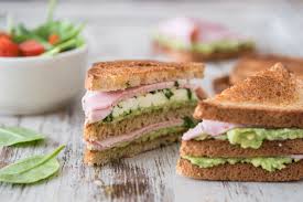 Club Sandwich Au Jambon Avocat Et Mozzarella Au Pistou Recette Club Sandwich Sandwich Jambon Recettes Club Sandwich